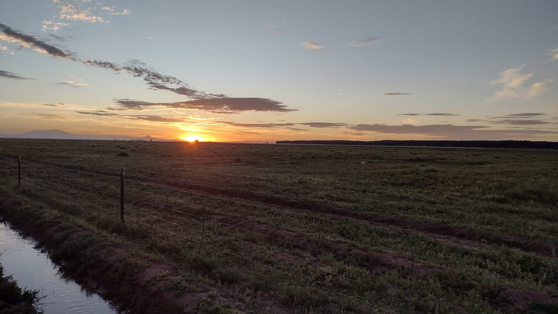 El amanecer de los terrenos de Agua Pampa