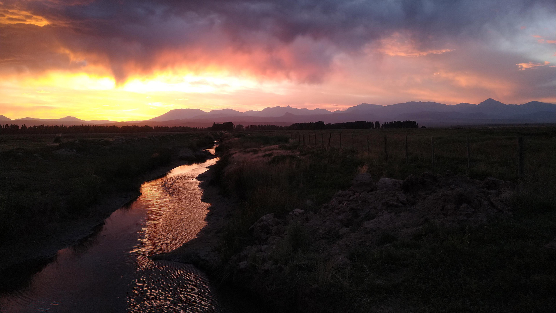 El atardecer en AguaPampa en Malargüe, Mendoza
